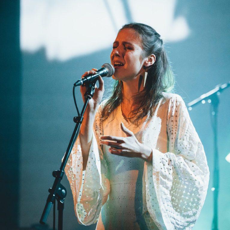 Anna zingt op podium - Zangcoach en artiest